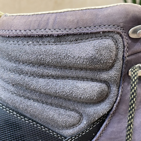 Ahnu hiking boots. - Picture 4 of 9